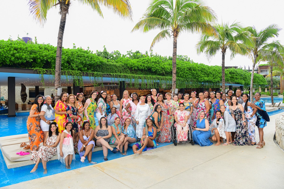 Equipo en pool party